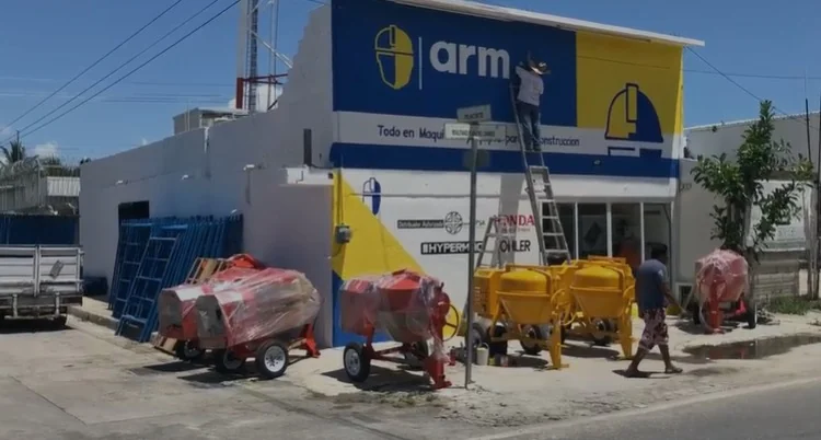 Equipos para construcción frente a la sucursal Armaq Playa del Carmen